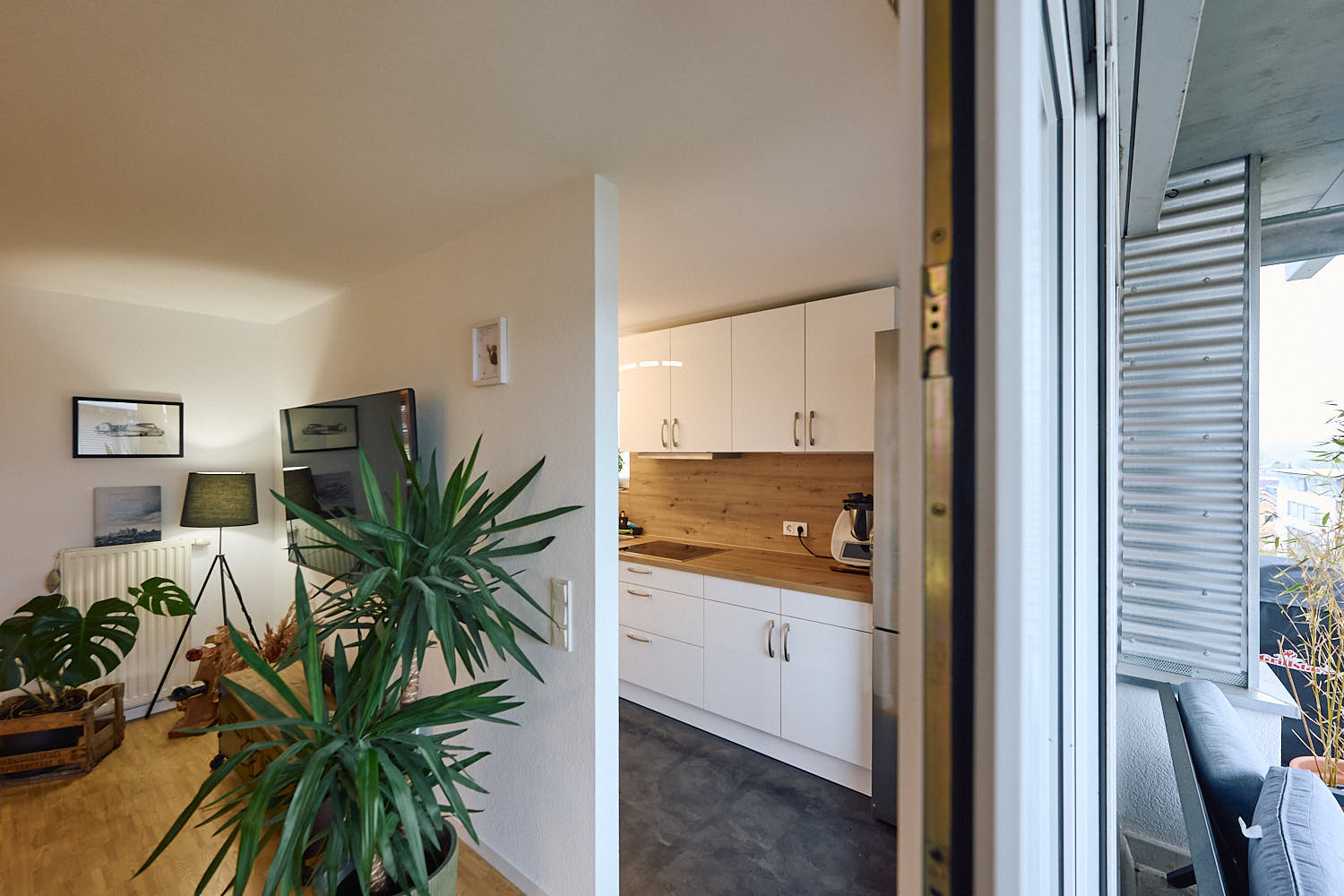 Wohn- / Essbereich mit Küche und Zugang zum Balkon 