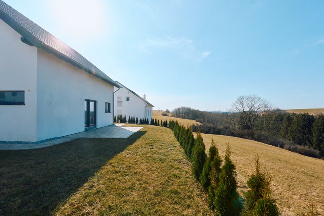 Objektansicht mit Garten Objektansicht mit Garten
