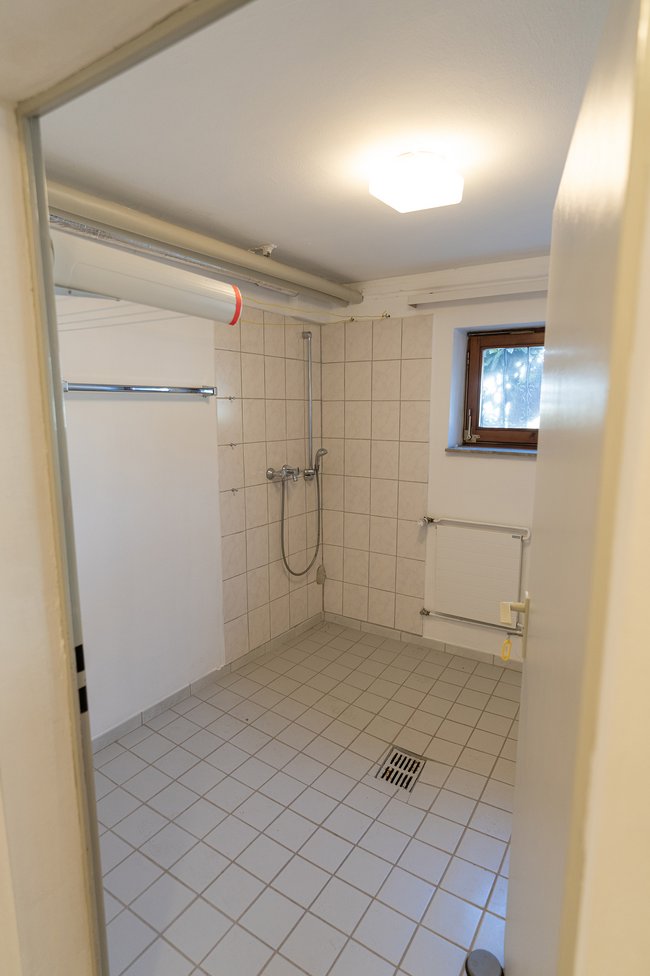Untergeschoss, Kellerraum mit Duschmöglichkeit Untergeschoss, Kellerraum mit Duschmöglichkeit