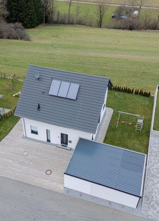 Objektansicht mit Doppelgarage und Eingang Objektansicht mit Doppelgarage und Eingang