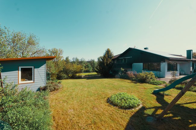Objektansicht mit Garten