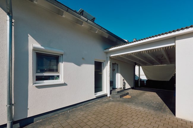 Objektansicht mit Carport und Eingang Objektansicht mit Carport und Eingang