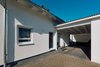 Objektansicht mit Carport und Eingang 