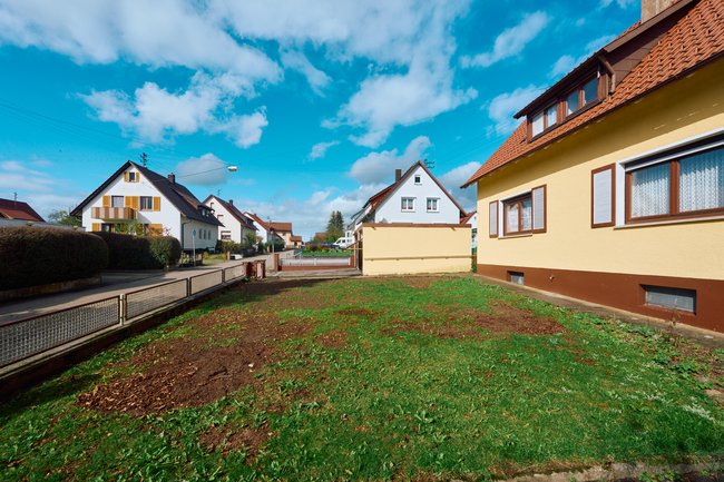 Objektansicht mit Vorgarten Objektansicht mit Vorgarten