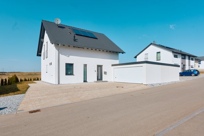 Objektansicht mit Garage Objektansicht mit Garage