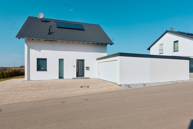 Objektansicht mit Garage Objektansicht mit Garage