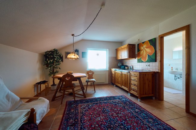 Dachgeschoss Zimmer mit Küchenzeile Dachgeschoss Zimmer mit Küchenzeile