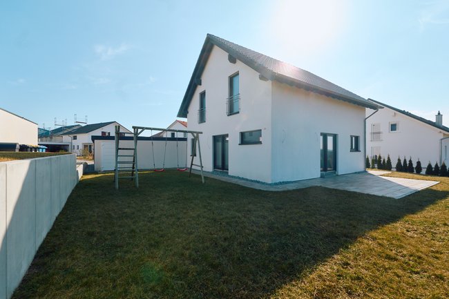 Objektansicht mit Garten Objektansicht mit Garten