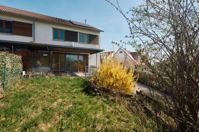 Objektansicht mit Garten Objektansicht mit Garten