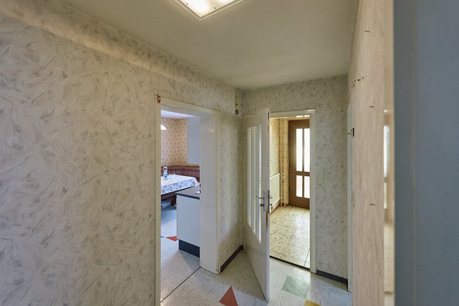Erdgeschoss, Flur mit Blick zum Treppenhaus / Küche Erdgeschoss, Flur mit Blick zum Treppenhaus / Küche