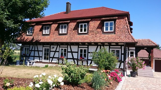 Objektansicht mit Rosengarten 