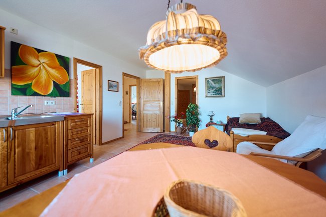 Dachgeschoss Zimmer mit Küchenzeile Dachgeschoss Zimmer mit Küchenzeile