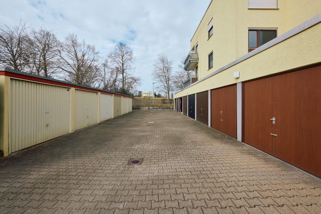 Objektansicht mit Garagen Objektansicht mit Garagen