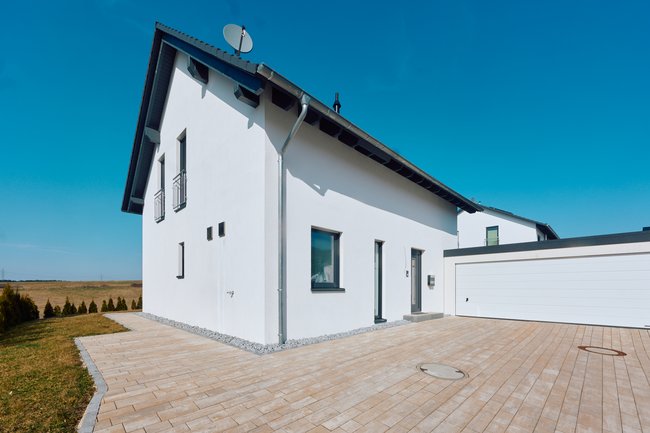 Objektansicht mit Garage Objektansicht mit Garage