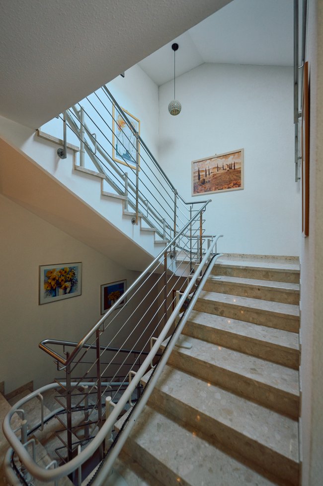 Treppenhaus mit Treppenlift ins Dachgeschoss Treppenhaus mit Treppenlift ins Dachgeschoss