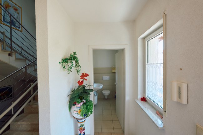 Erdgeschoss Flurbereich mit Gäste-WC Erdgeschoss Flurbereich mit Gäste-WC