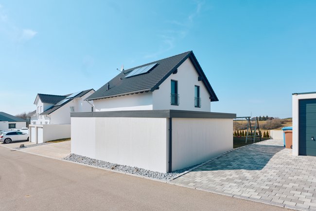 Objektansicht mit Garage Objektansicht mit Garage