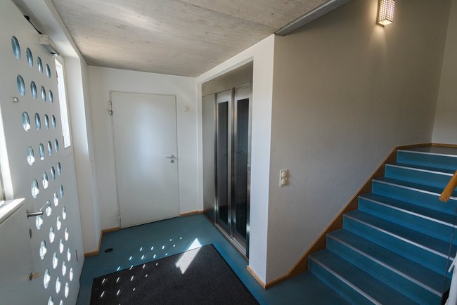 Eingangsbereich mit barrierefreiem Zugang zum Aufzug Eingangsbereich mit barrierefreiem Zugang zum Aufzug