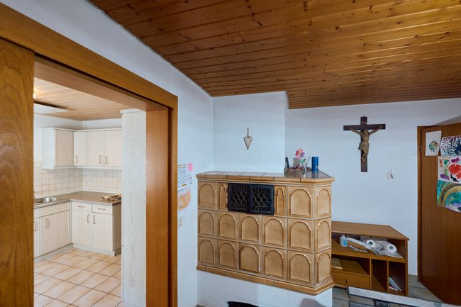 Erdgeschoss, Esszimmer mit Kachelofen Erdgeschoss, Esszimmer mit Kachelofen