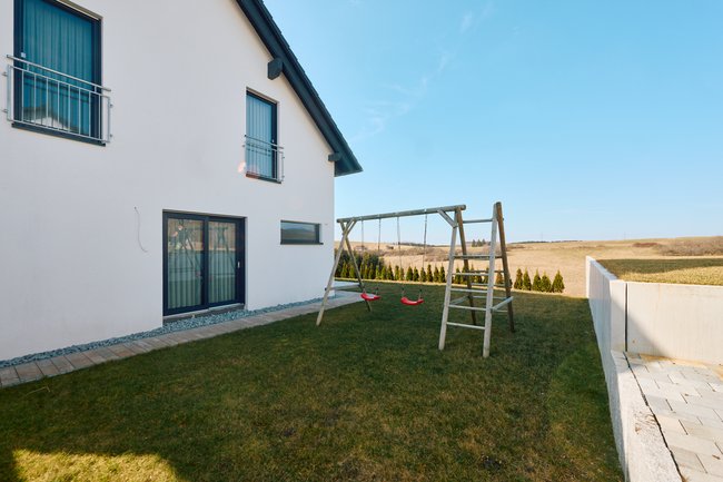 Objektansicht mit Garten Objektansicht mit Garten