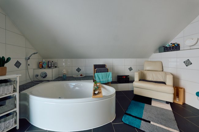 Badezimmer mit Badewanne Badezimmer mit Badewanne