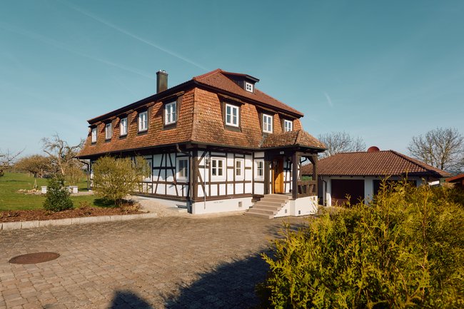 Objektansicht mit Garage 
