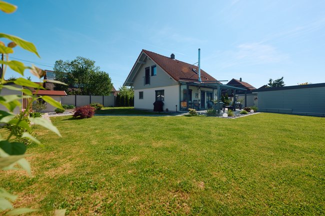 Objektansicht mit Garten
