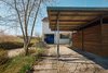 Carport und Zugang zum Haus 