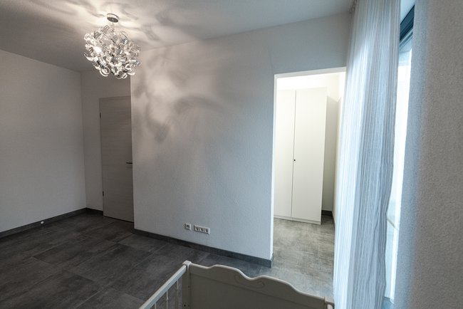 Dachgeschoss, Schlafzimmer mit Blick in Ankleidebereich Dachgeschoss, Schlafzimmer mit Blick in Ankleidebereich