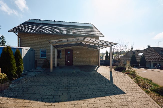 Objektansicht mit Carport und überdachtem Eingang Objektansicht mit Carport und überdachtem Eingang