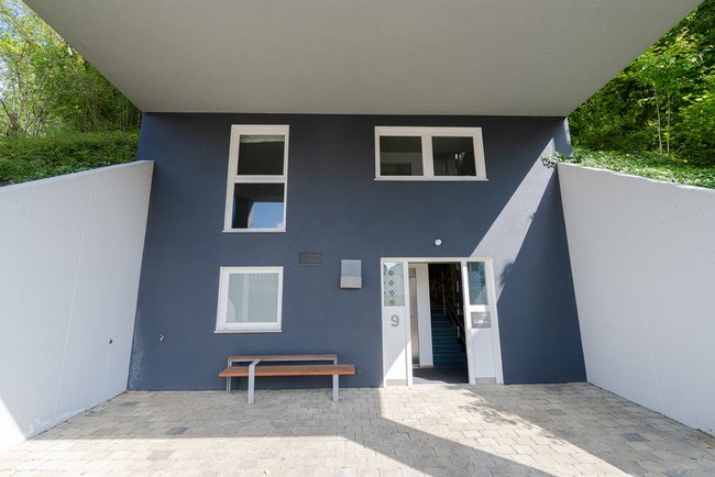 Detailansicht Eingangstüre und Carport Detailansicht Eingangstüre und Carport