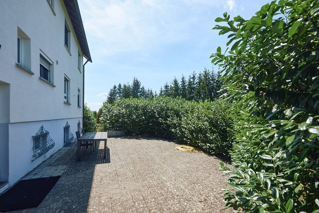 Objektansicht mit Terrasse hinter dem Objekt Objektansicht mit Terrasse hinter dem Objekt