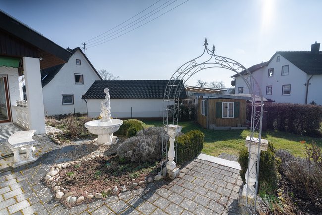 Objektansicht mit Garten Objektansicht mit Garten