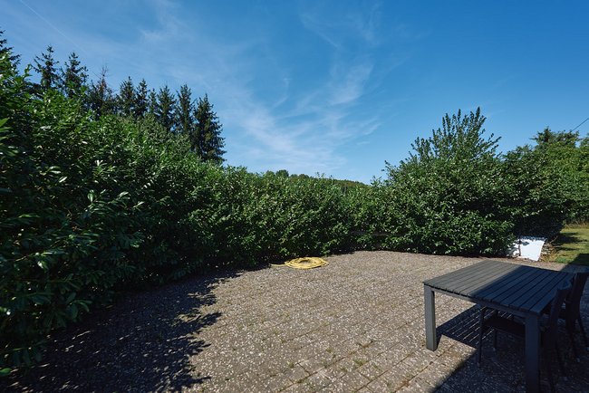 Objektansicht mit Terrasse hinter dem Objekt Objektansicht mit Terrasse hinter dem Objekt