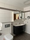 Bad mit Waschbecken und WC