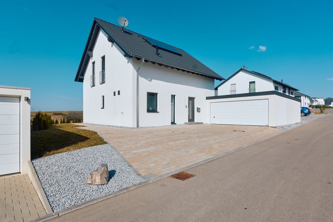 Objektansicht mit Garage Objektansicht mit Garage