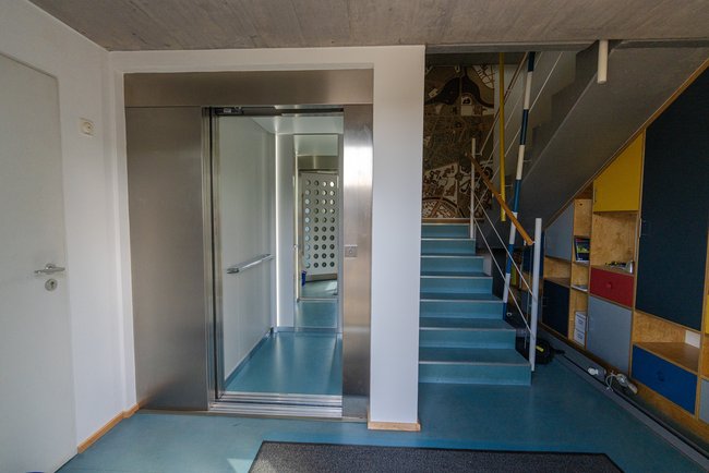 Detailansicht Aufzug mit Treppenhaus Detailansicht Aufzug mit Treppenhaus