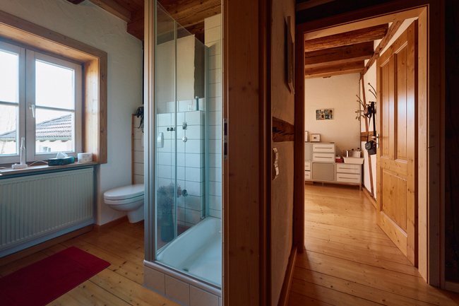 Erdgeschoss, Flur mit Blick ins Bad und Zimmer 