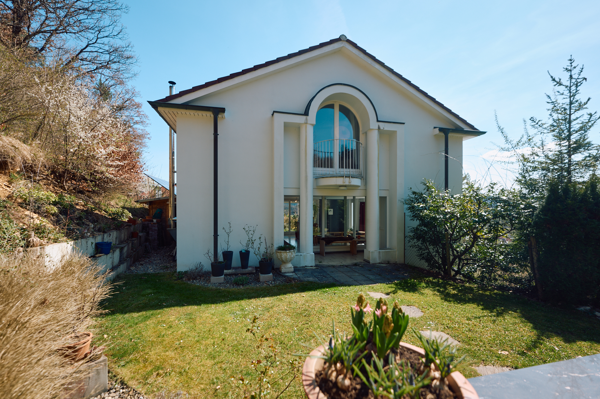Objektansicht mit Garten 