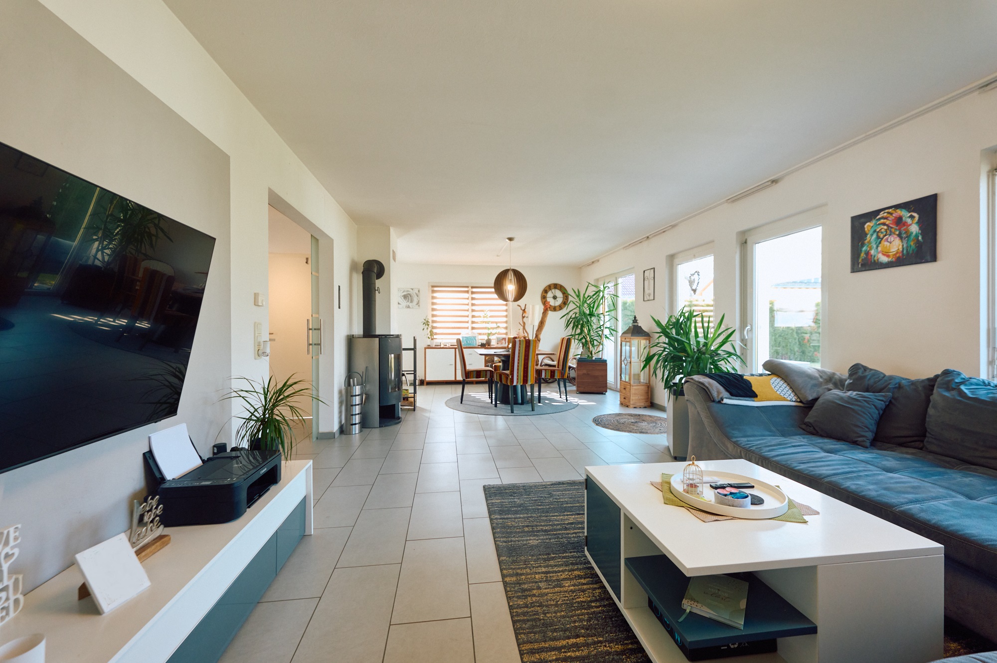 Erdgeschoss, Wohnzimmer mit Blick zum  Essbereich 