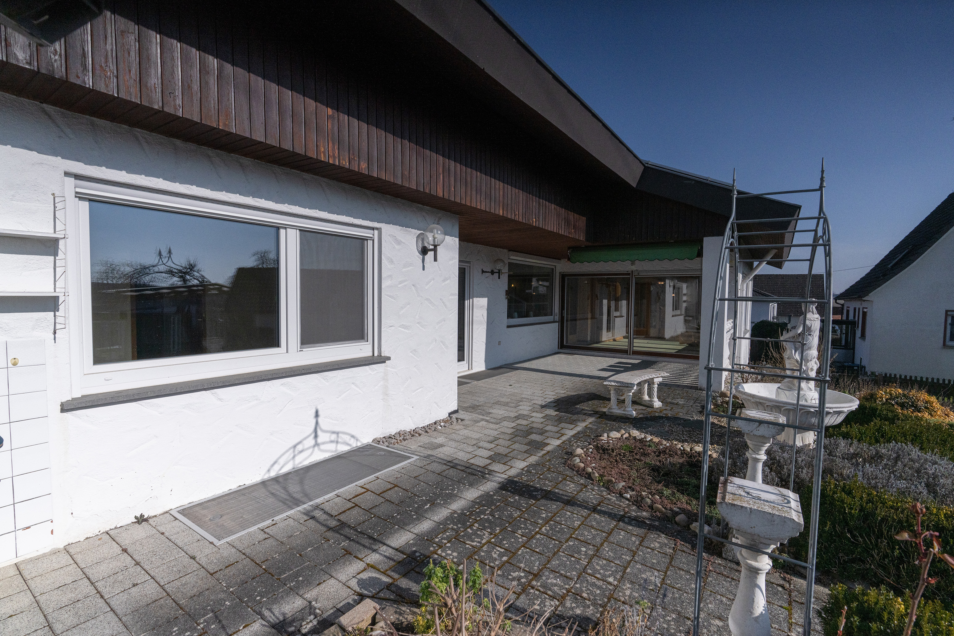 Objektansicht mit Terrasse