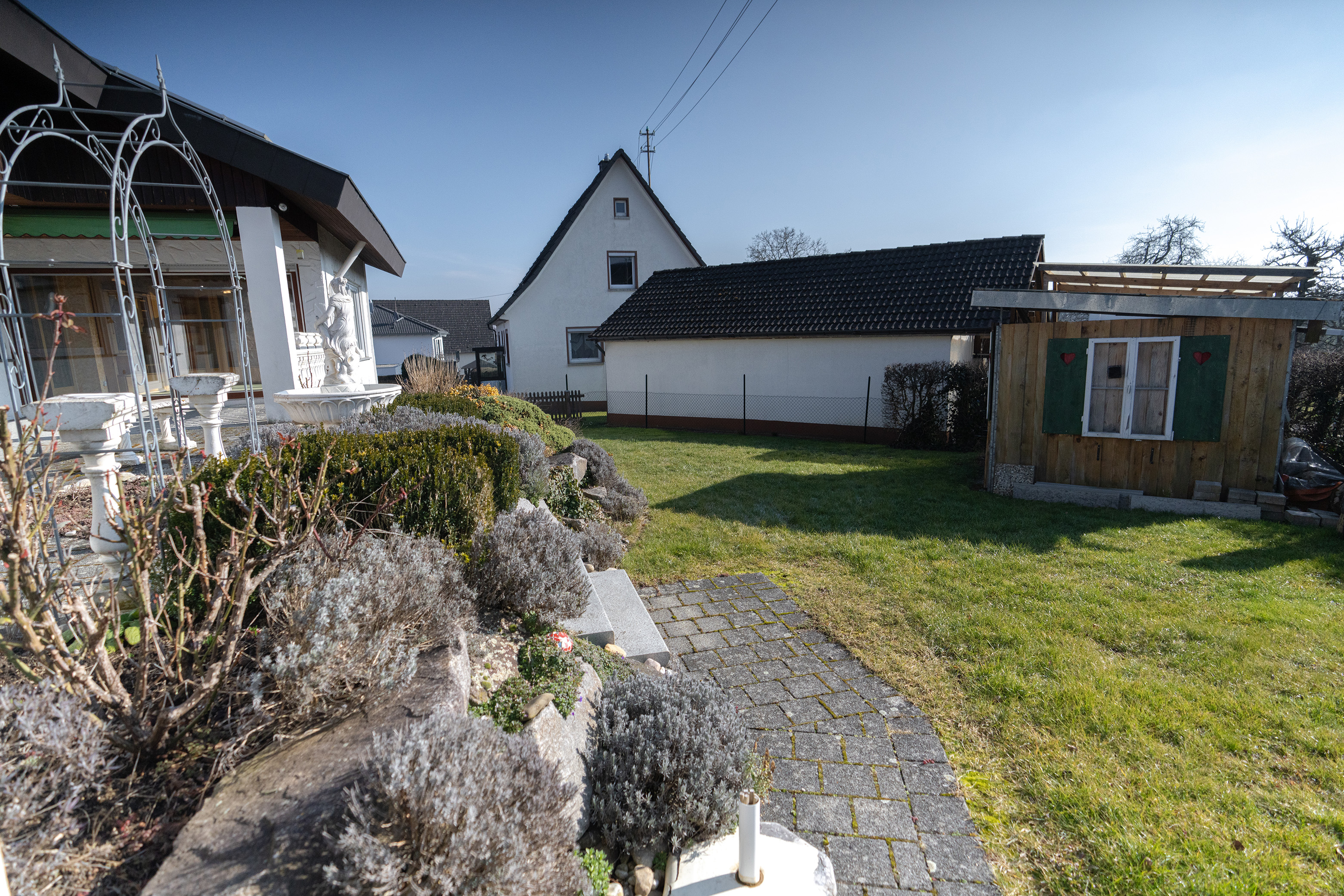Objektansicht mit Garten 