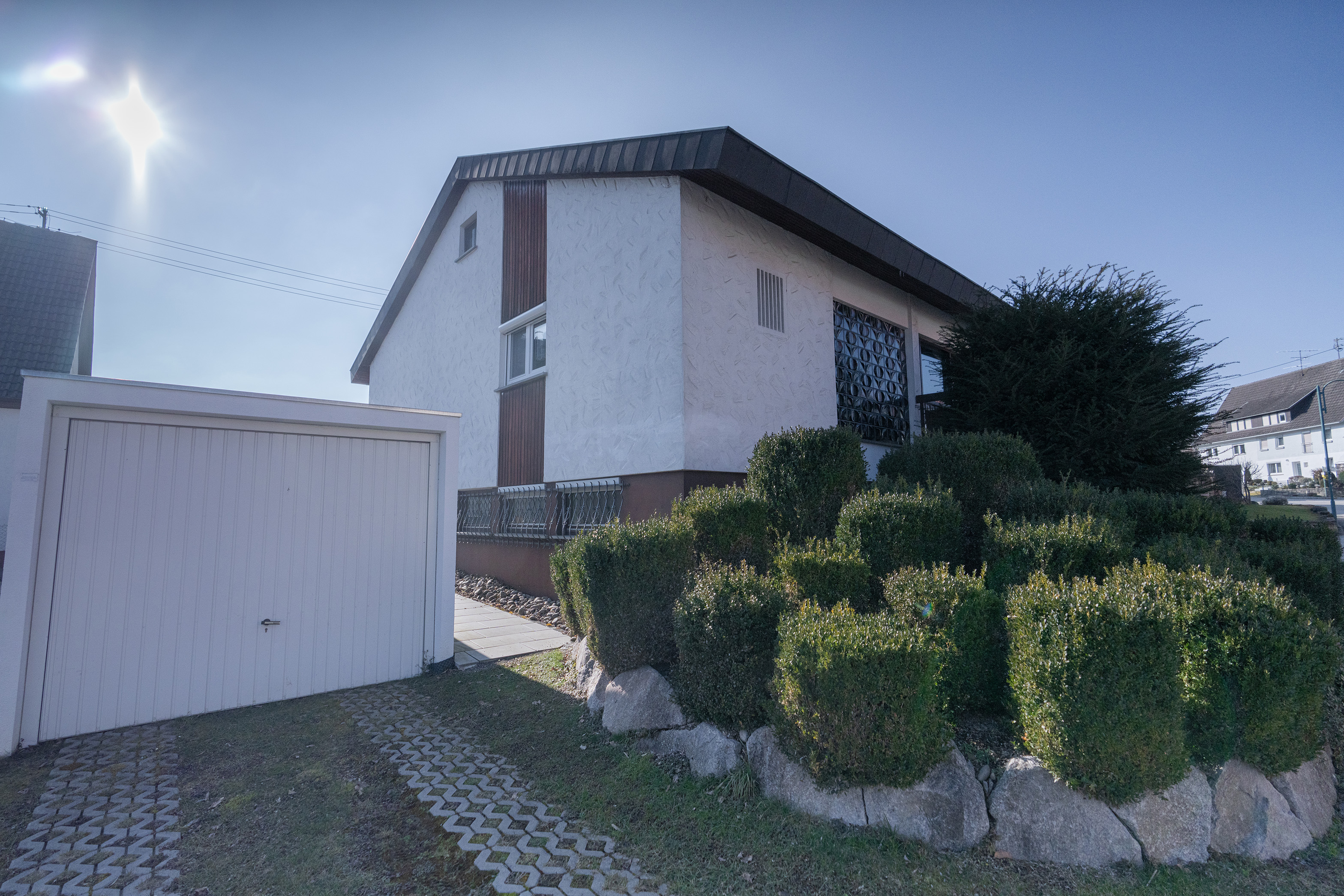 Objektansicht mit Garage 