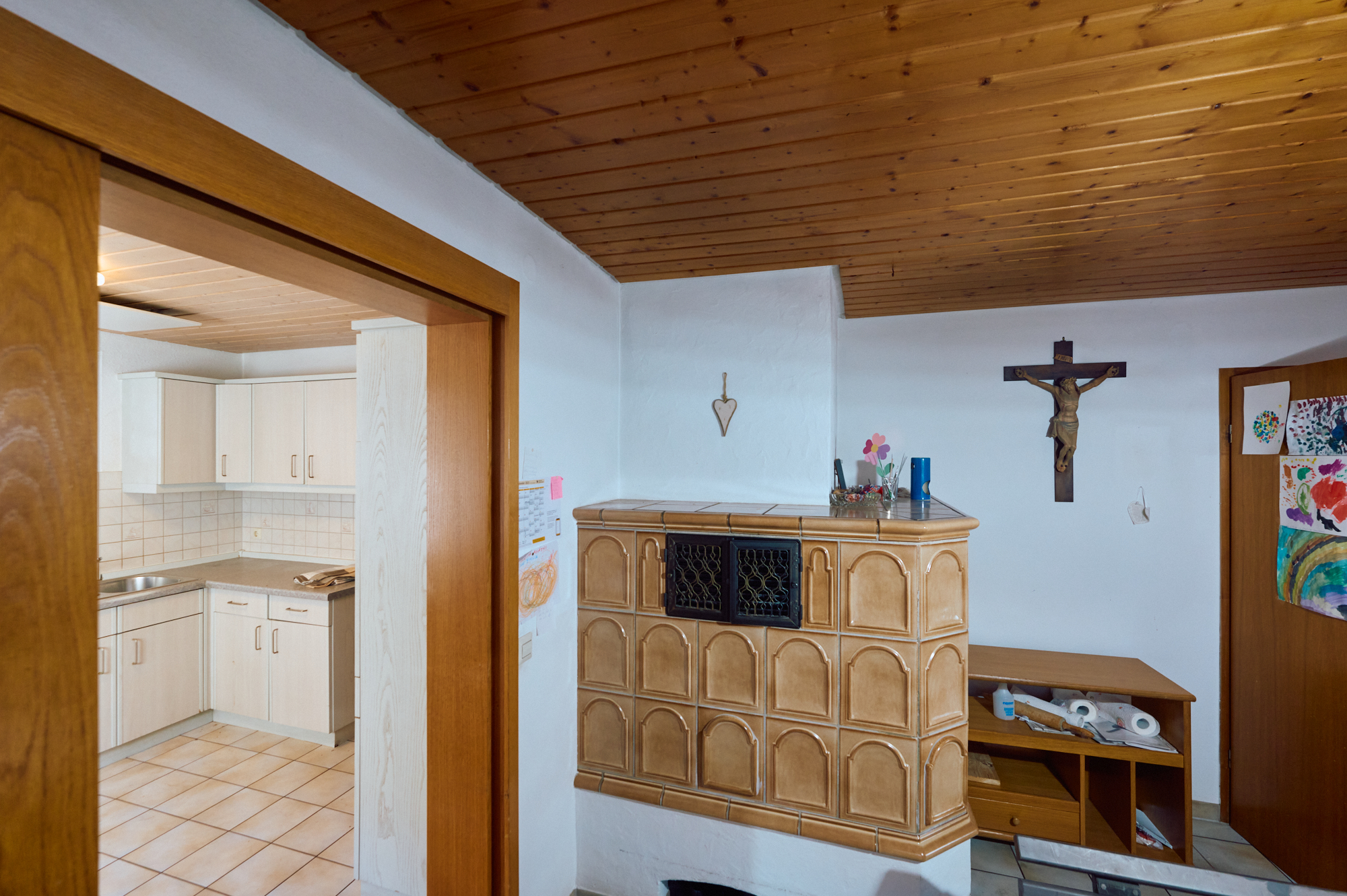 Erdgeschoss, Esszimmer mit Kachelofen 