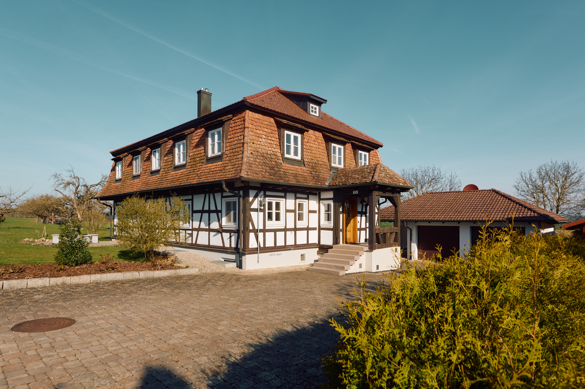 Objektansicht mit Garage 