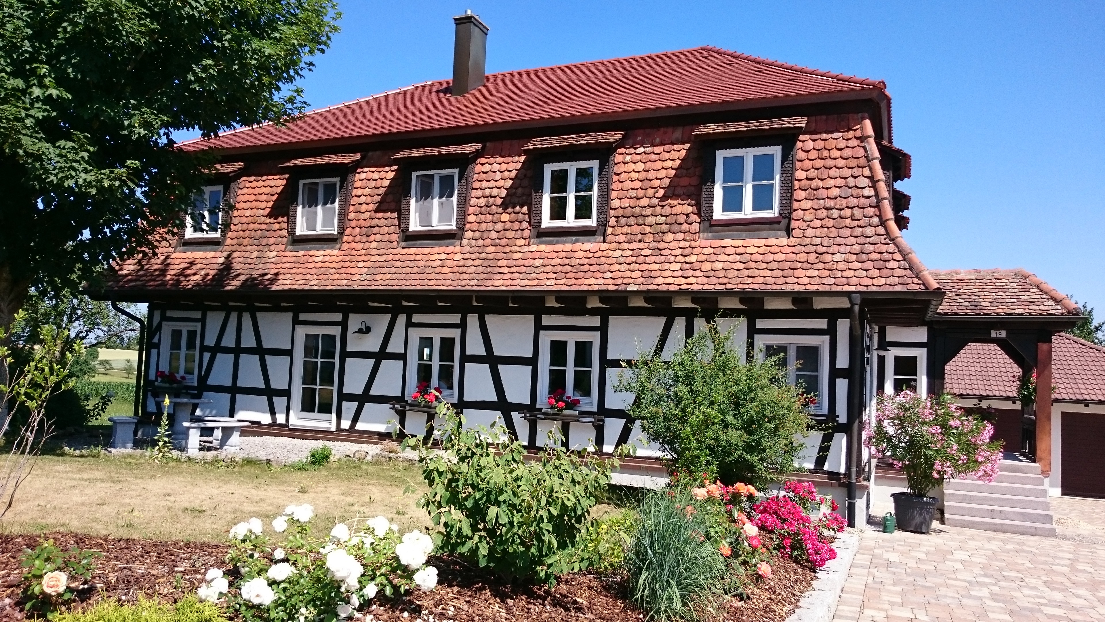 Objektansicht mit Rosengarten 