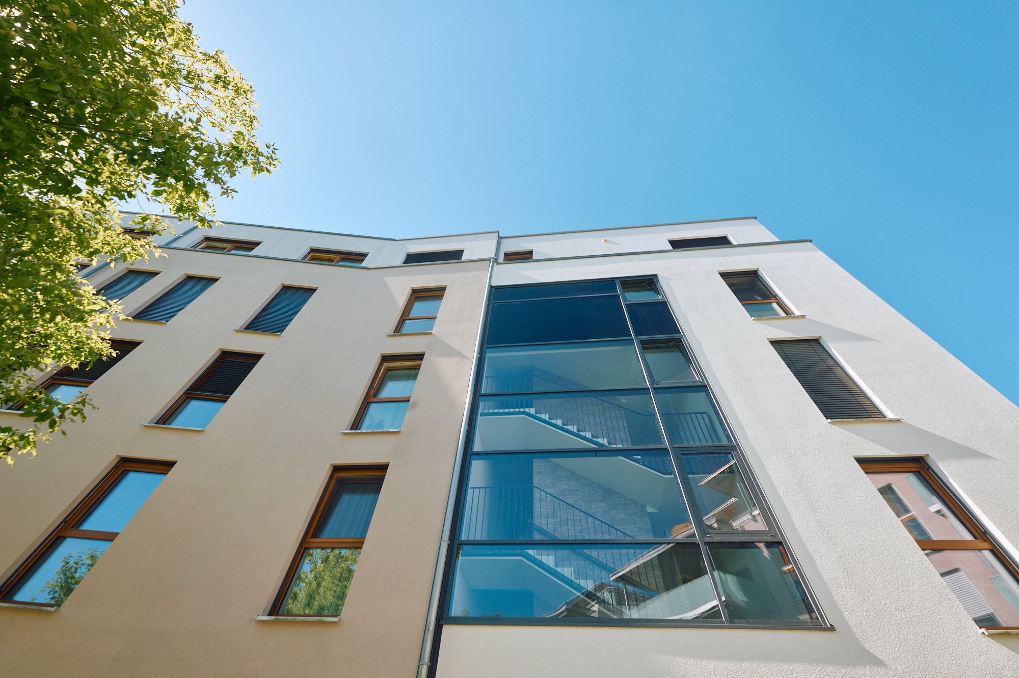 Objektansicht mit Treppenhaus 