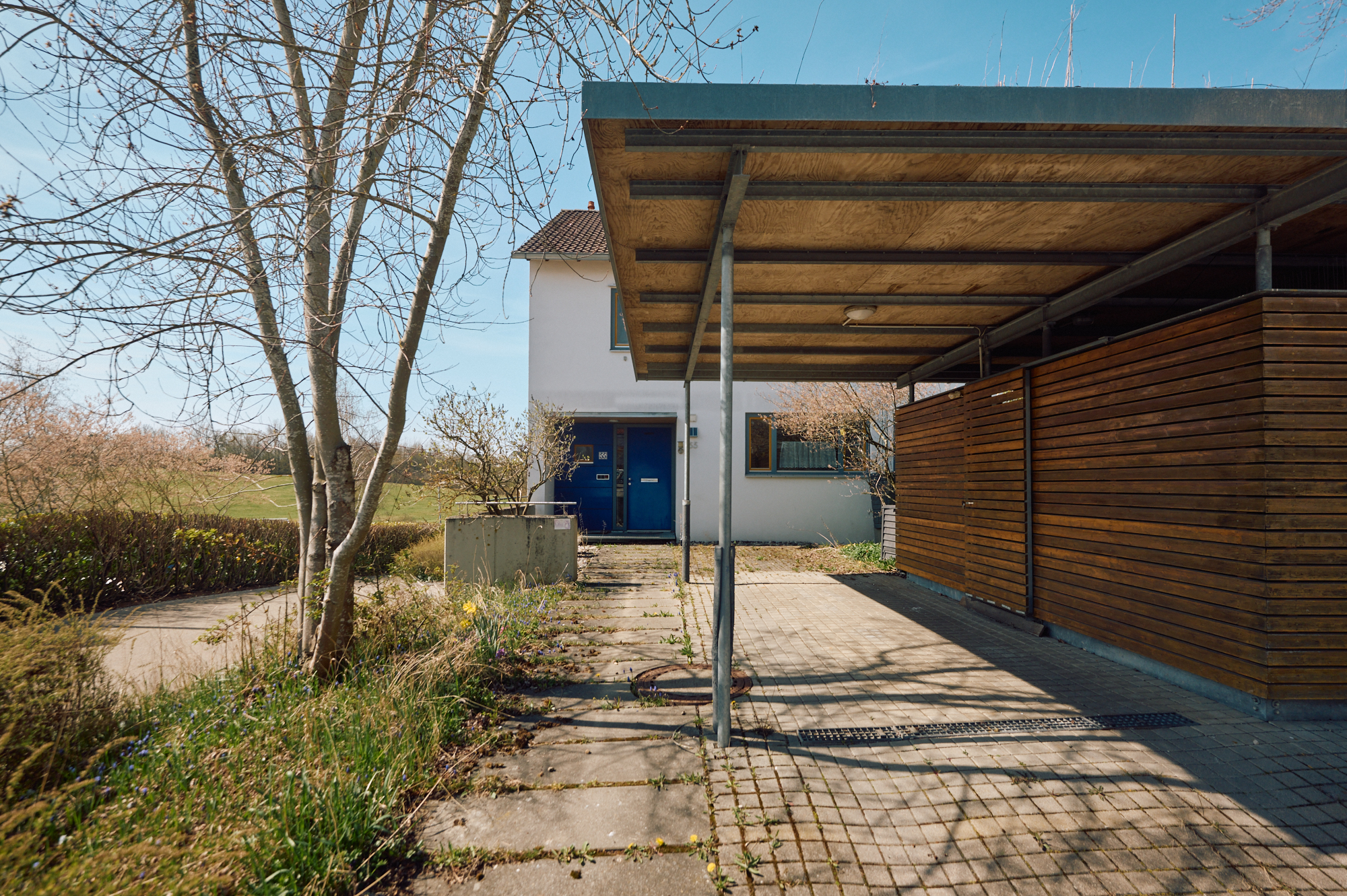 Carport und Zugang zum Haus 